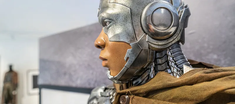 Primer plano del perfil de Cyborg con la capa sobre el hombro.