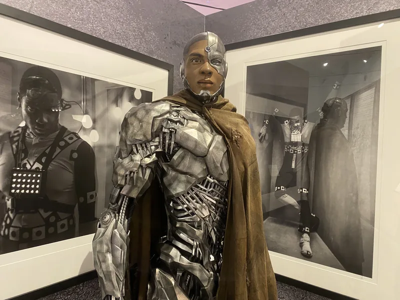 Disfraz de cyborg con capa entre dos fotografías en blanco y negro