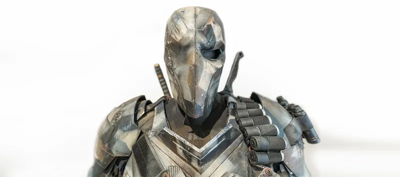 Primer plano de la armadura y la máscara plateadas de Deathstroke.