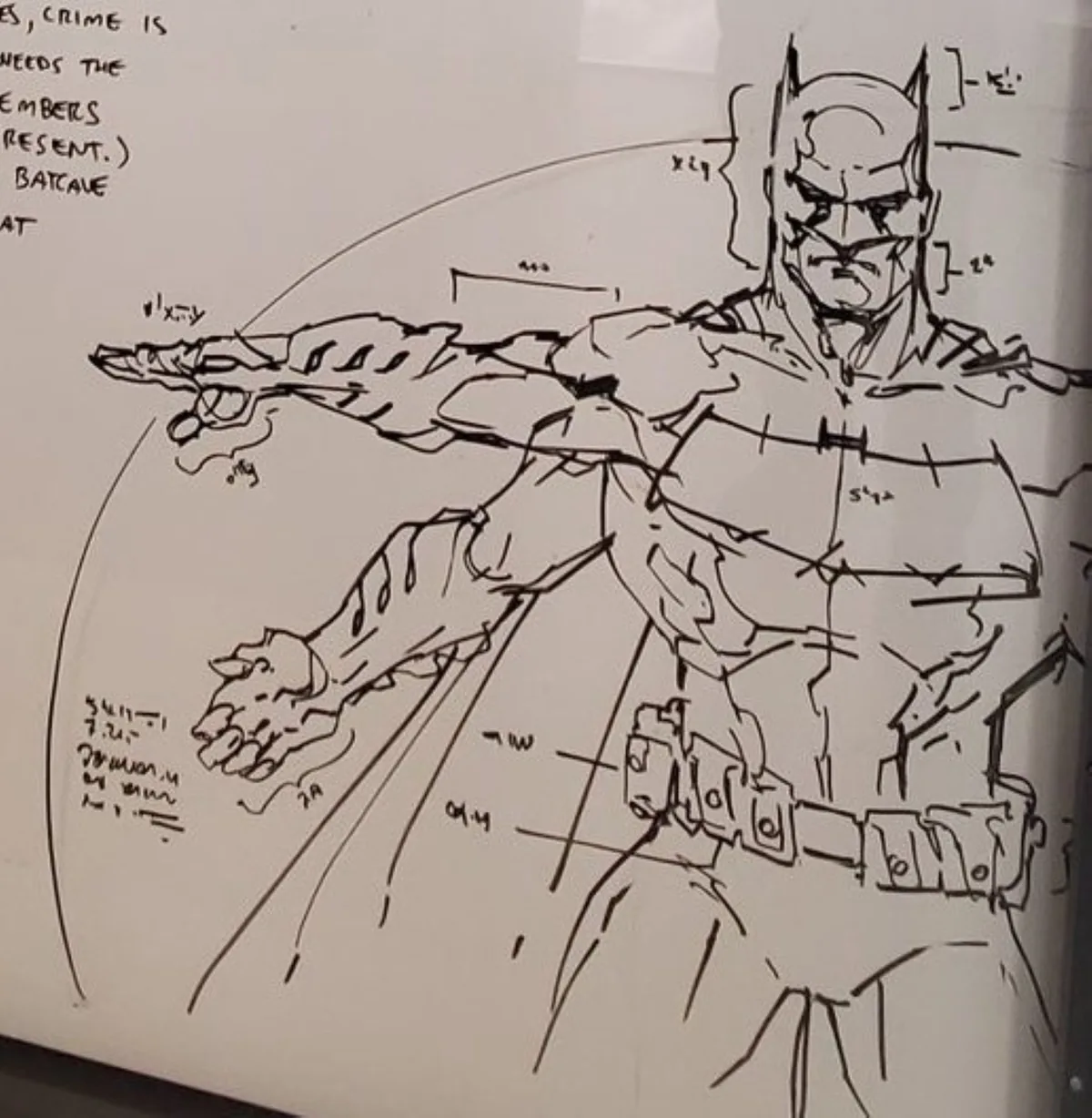 Estudio de diseño de Batman con los brazos abiertos y lleno de notas de medidas manuales